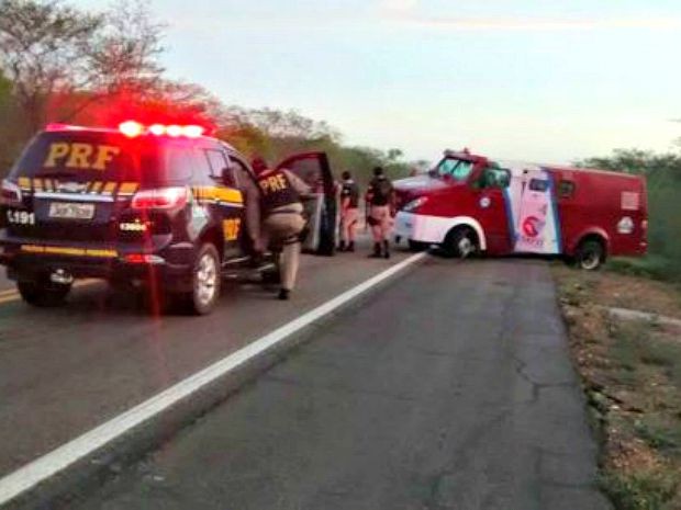 Policiais fazem buscas pelos suspeitos (Foto: Arquivo pessoal)