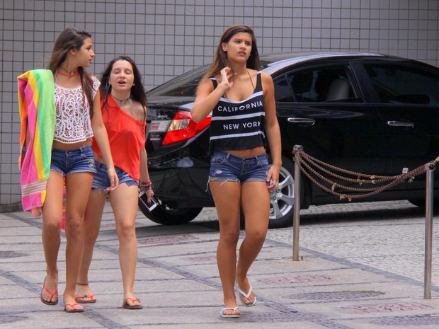 Giulia Costa com amigas (Foto: Gabriel Rangel / AgNews)