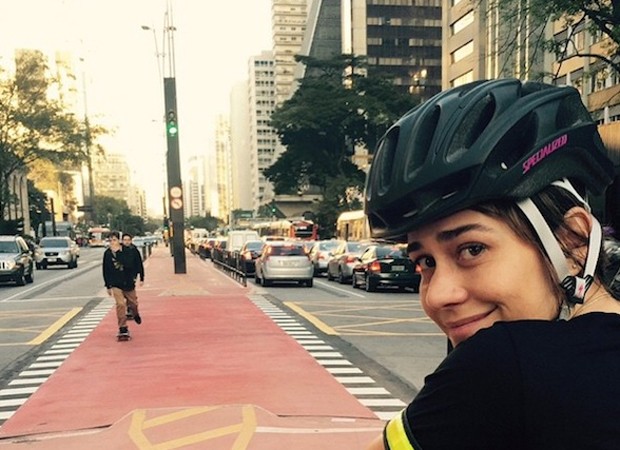 Alessandra Negrini na ciclofaixa da Avenida Paulista (Foto: Reprodução/Instagram)
