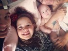 Solange Almeida posa com os três filhos na cama: 'Fui acordada assim'