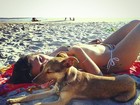 Petra Mattar posta fotos de biquíni ao lado de cachorro de estimação