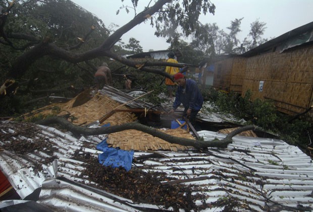 Moradores tentam recuperar seus pertences em casa destruída pelo tufão ‘Bopha’ nesta terça-feira (4) em Cagayan (Foto: Reuters/Stringer)