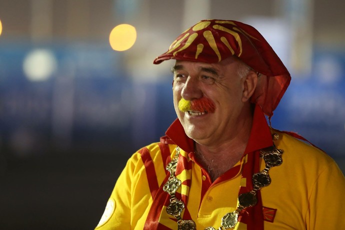 torcedor rouba a cena com bigode grosso colorido no mundial do catar (Foto: Divulgação/IHF)