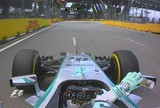 Espelho retrovisor fica frouxo e Nico Rosberg arranca peça e joga na pista
