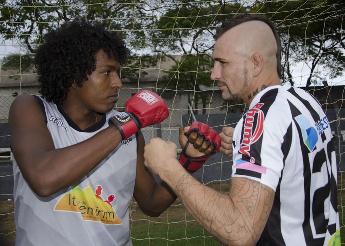 Volante Gil Baiano faz encarada com lutador Paulo Zé Doido (Foto: Wellington Altoé)