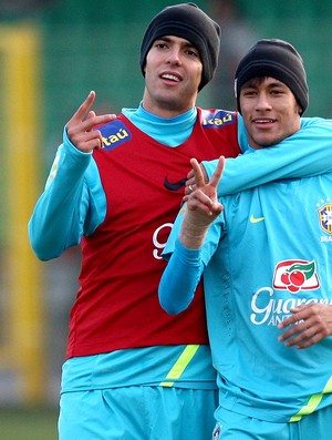 Kaká e Neymar no treino da seleção brasileira (Foto: Mowa Press)
