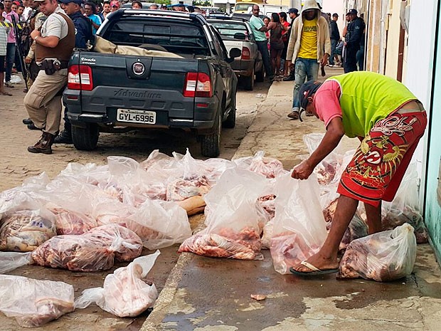 Carne apreendida em feira livre na cidade de Barra do Choça, região sudoeste da Bahia (Foto: Blog Jorge Amorim)