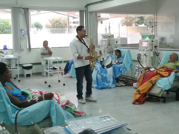 Música mudou a rotina de 32 pessoas que realizam hemodiálise em Paranavaí (Foto: Luciane Cordeiro/G1 PR) Música mudou a rotina de 32 pessoas que realizam hemodiálise em Paranavaí (Foto: Luciane Cordeiro/G1 PR)