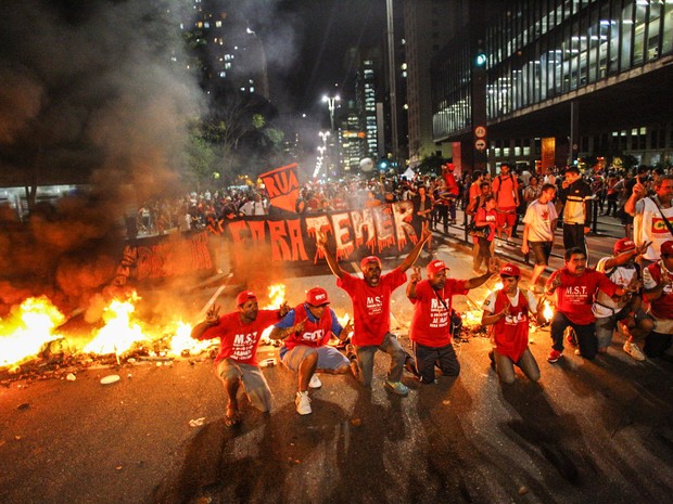 Manifestantes bloqueiam faixas da Avenida Paulista, em São Paulo, durante protesto contra o presidente em exercício Michel Temer e contra o impeachment da presidente afastada Dilma Rousseff (Foto: Paulo Ermantino/RAW Images/Estadão Conteúdo)