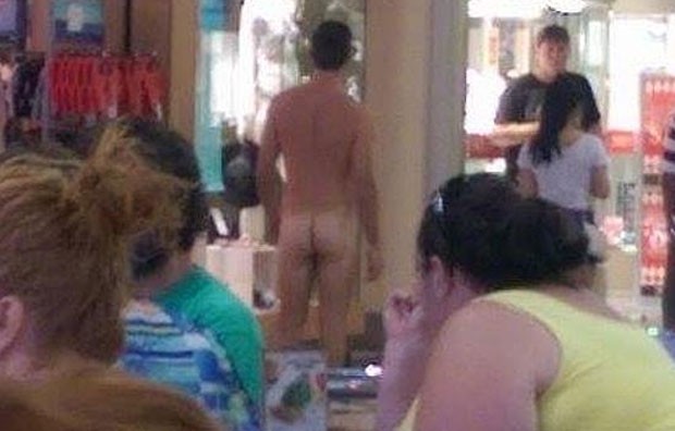 Jovem chocou frequentadores ao ficar pelado em praça de alimentação de shopping de Darwin (Foto: Reprodução/Facebook/NT News)