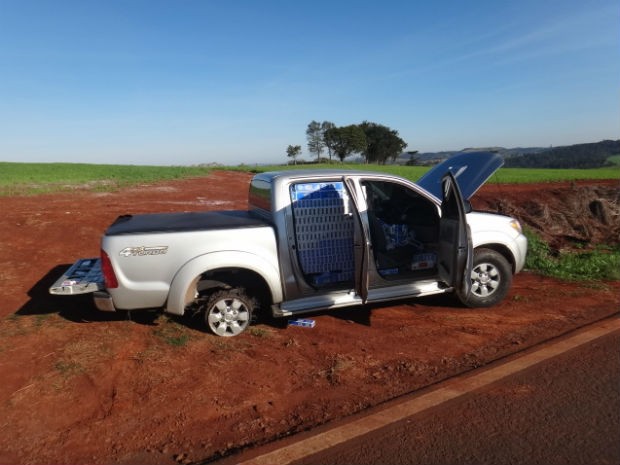 Segundo a PRF, a caminhonete era roubada (Foto: Polícia Rodoviária Federal/Divulgação)