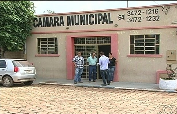 Vereadores não compareceram à Câmara dos Vereadores para empossar novo prefeito, em Santa Cruz de Goiás (Foto: Reprodução/TV Anhanguera)
