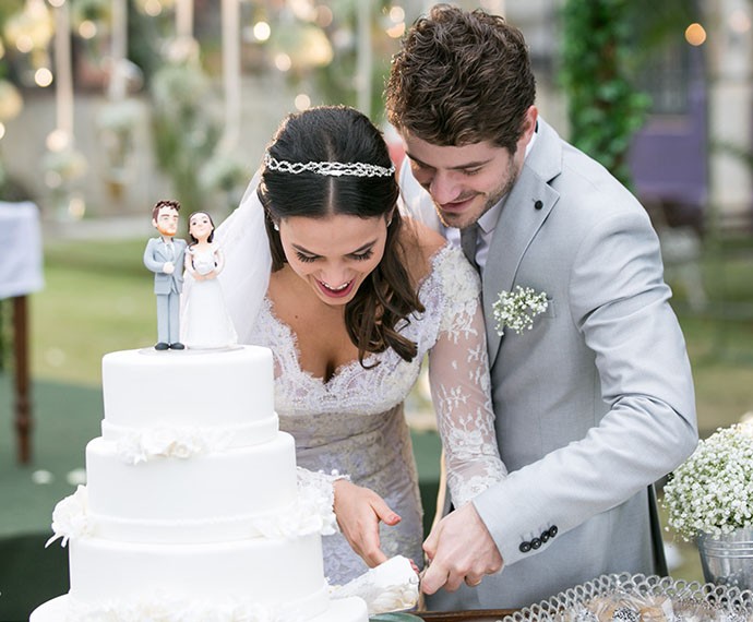 Sonho! Os noivos cortam o bolo de casamento juntinhos (Foto: Isabella Pinheiro/Gshow)