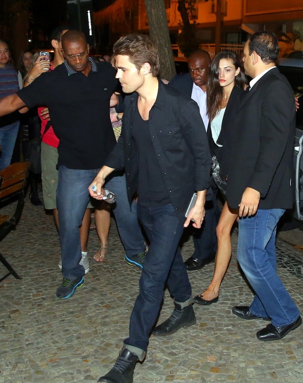Paul Wesley e a namorada Phoebe Tonkin chegam a restaurante no Rio (Foto: Gabriel Reis e Henrique Oliveira / Ag. News)