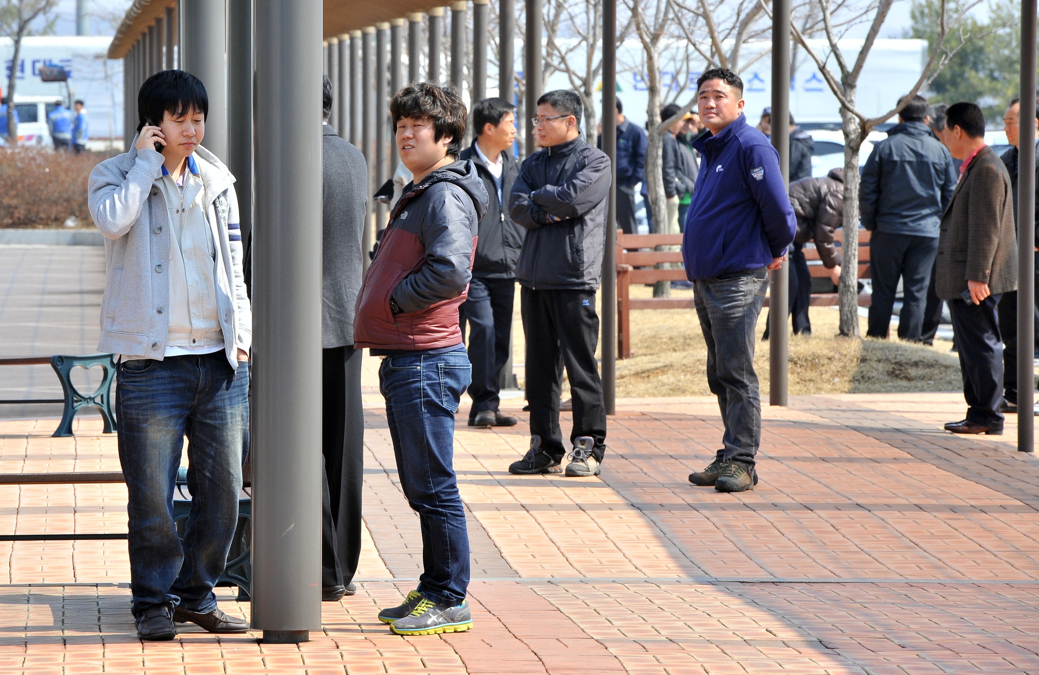 Trabalhadores sul-coreanos aguardam após entrada em fábrica ser impedida pela Coreia do Norte. (Foto: Jung Yeon-Je / AFP)