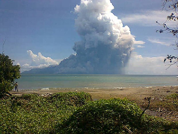 Imagem de celular mostra a erupção do vulcão do Monte Rokatenda neste sábado (10) na pequena ilha de Palue, na Indonésia (Foto: AFP)