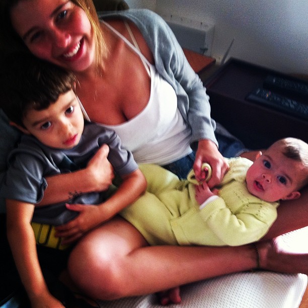 Debby Lagranha com a filha e o primo (Foto: Instagram / Reprodução)