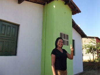 Maria de Fátima foi uma das contempladas com a entrega das casas (Foto: Ana Clara Marinho/Globo Nordeste)