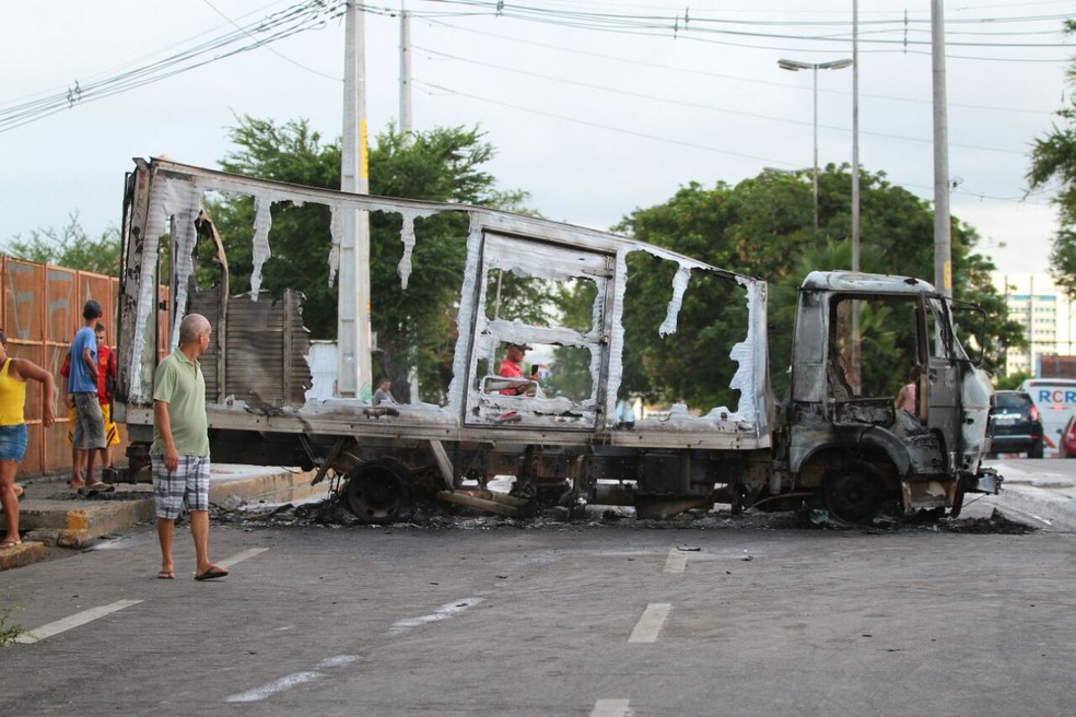 Caminhão também ficou destruído (Foto: Marlon Costa/Pernambuco Press)