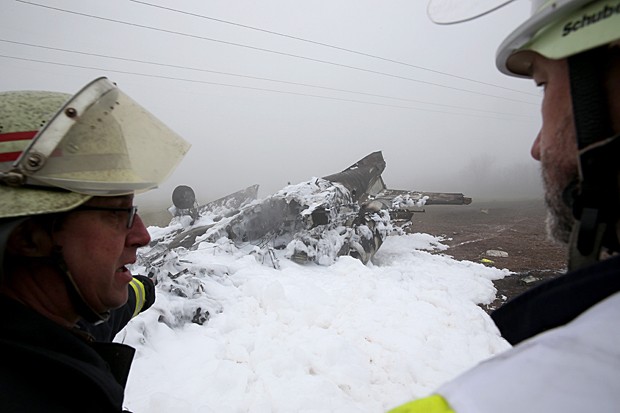 Bombeiros veem destroços de jato de pequeno porte que caiu na Alemanha (Foto: Thomas Frey/AFP/Germany out )