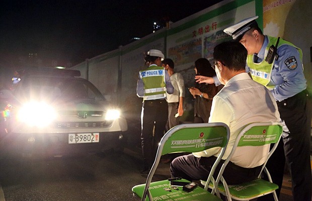 Infratores olham para o farol alto por 1 minuto como forma de punio na China (Foto: Polcia de Trnsito de Shenzen/Weibo)