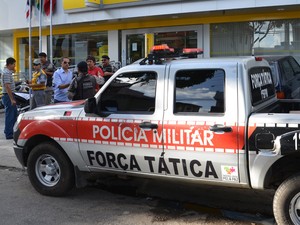 Funcionário foi assaltado após atravessar rua para ir ao banco, no Centro de João Pessoa (Foto: Walter Paparazzo/G1)