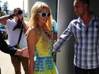 Opa! Vestido transparente de Paris Hilton revela calcinha cavadona