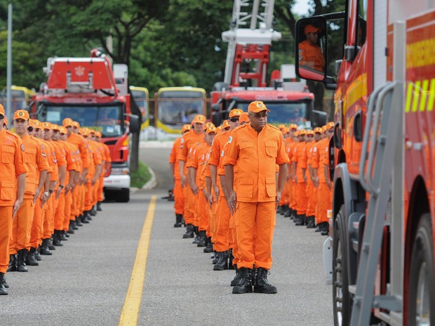 Bombeiros do Distrito Federal durante cerimônia de entrega de novos veículos (Foto: Andre Borges/Agência Brasília)
