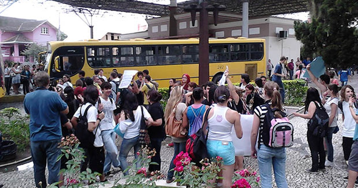 G1 Protesto contra tarifa de ônibus marca fim de tarde em Jaraguá do