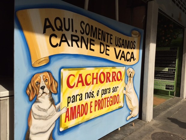 Donos de lanchonete no Centro do Rio colocam cartaz para reforçar procedência da carne usada nos pastéis (Foto: Mariucha Machado/G1)