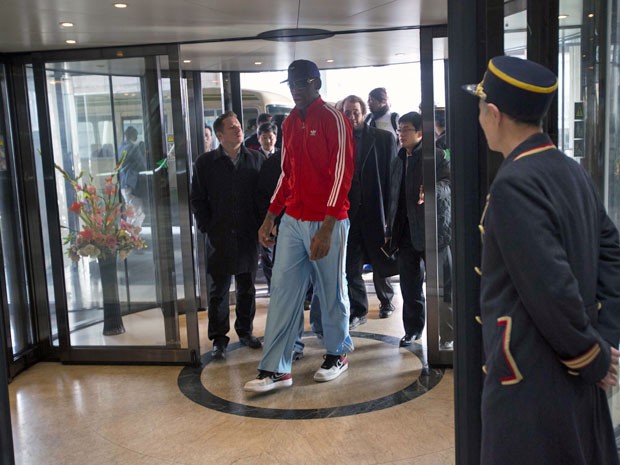 Dennis Rodman chega a hotel em Pyongyang  depois de uma sessão de treinos na manhã  desta quarta-feira (8) antes da partida em homenagem a Kim Jong-un. (Foto: David Guttenfelder/AP)