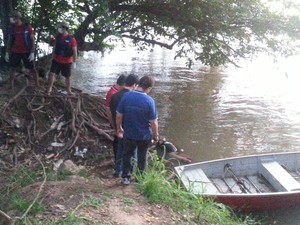 Vítima tem aproximadamente 30 anos, mas não foi identificada (Foto: Patrícia Andrade/G1)