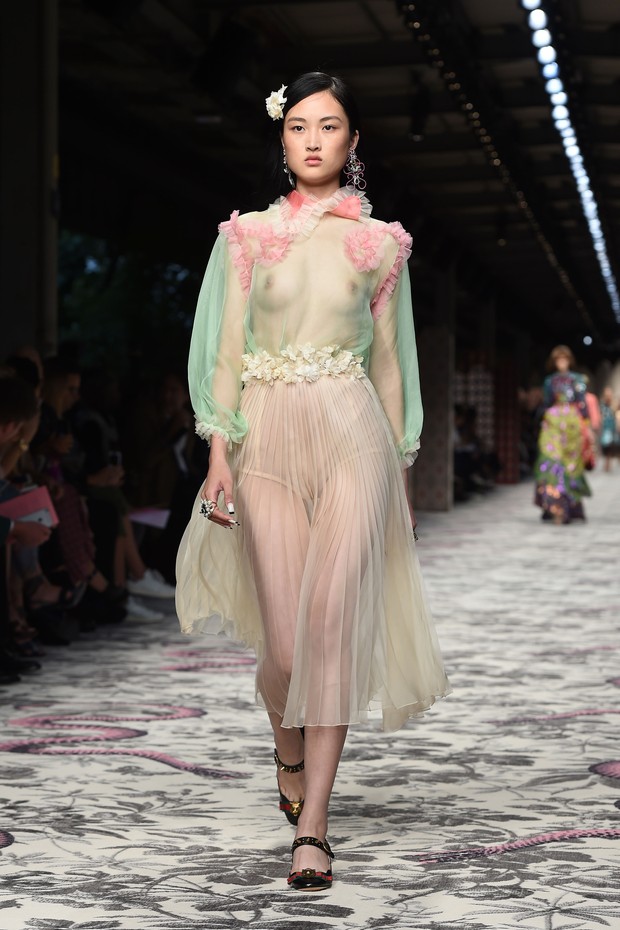 Modelo usa transparência e mostra os seios no desfile da Gucci durante o Milan Fashion Week  (Foto: Getty Image)