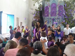 Procissão iniciou na Igreja do Rosário com a imagem de Jesus (Foto: Pedro Santiago/G1)