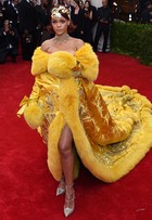 Rihanna, é você? Cantora usa look bizarro em baile de gala nos EUA