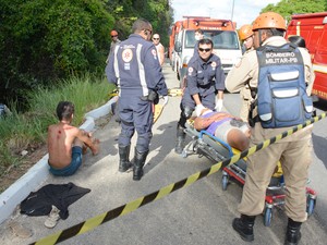 Corpo de Bombeiros e Samu atenderam as vítimas da capotagem, em João Pessoa (Foto: Walter Paparazzo/G1)