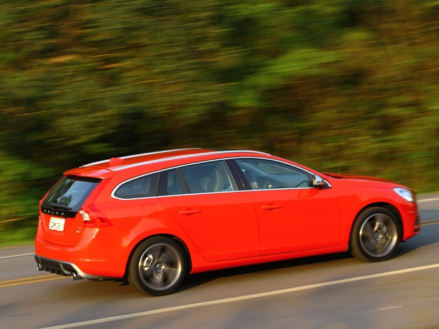 Linha de cintura do V60 R-Design é alta e entra em harmonia com o caimento do teto (Foto: Divulgação) Linha de cintura do V60 R-Design é alta e entra em harmonia com o caimento do teto (Foto: Divulgação)
