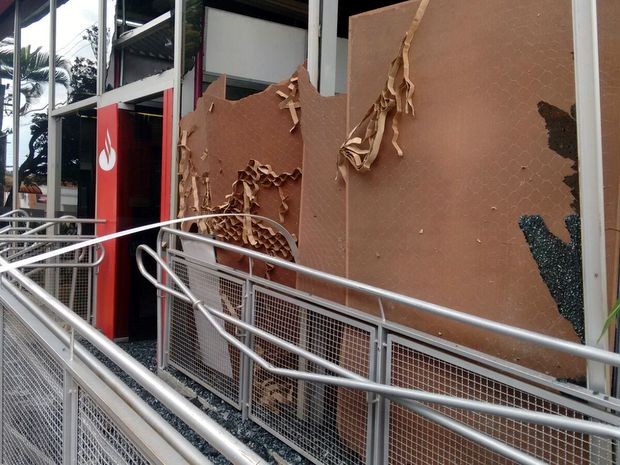 Agência do Santander também ficou destruída em São Miguel Arcanjo (Foto: Airton Salles Júnior/TV TEM)