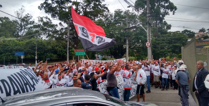 Protesto de torcedores do São Paulo no Morumbi (Foto: Yan Resende)