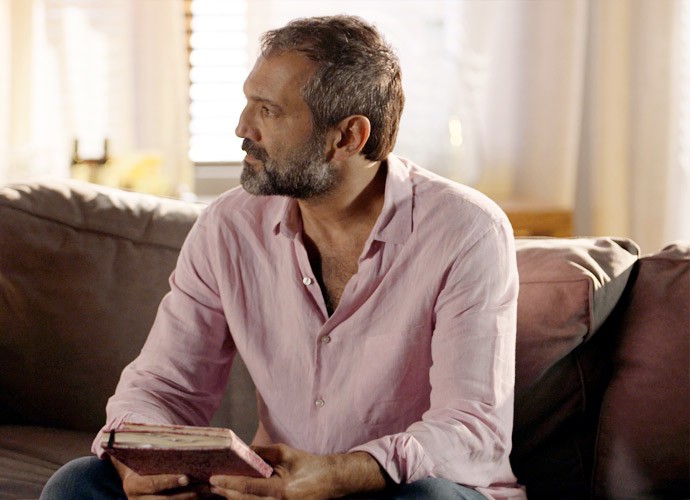 O navegador está decidido a lutar pelo que sente, mas nem imagina que Lígia e Vicente se reaproximaram (Foto: TV Globo)