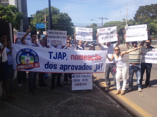 Concursados com faixas e cartazes em frente ao Tjap, em Macapá (Foto: John Pacheco/G1)