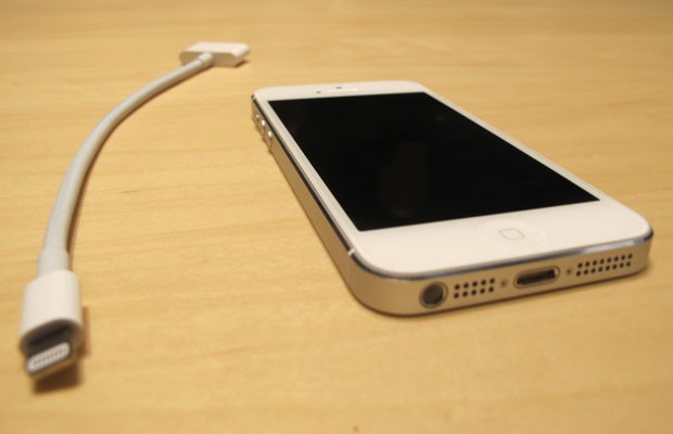 Nova entrada do cabo do iPhone 5 ficou 80% menor (Foto: Laura Brentano/G1)