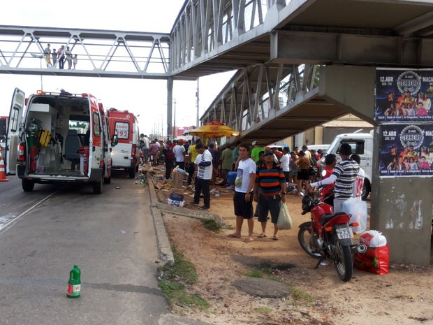 Vítimas aguardavam ônibus quando foram atropeladas por caminhonete (Foto: Antônio Eugênio Moita/G1)