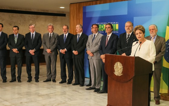 Dilma estava acompanhada de onze ministros durante o seu pronunciamento (Foto: Roberto Stuckert Filho/PR)