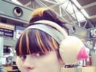 Lily Allen usa protetor de orelha que imitam seios