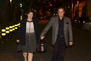 Ronnie Von e a mulher, Maria Cristina, no velório do filho caçula de Geraldo Alckmin em São Paulo (Foto: Leo Franco e Francisco Cepeda/ Ag. News)