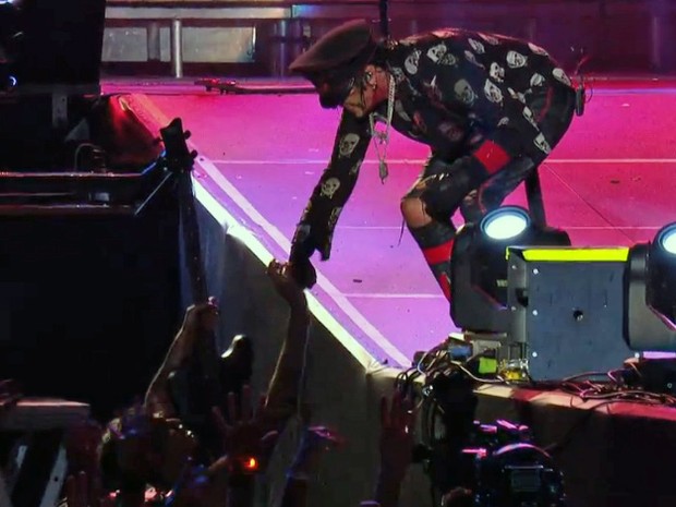 Guitarrista do Mötley Crüe dá guitarra a fã sortudo após o show da banda no Rock in Rio 2015 (Foto: Reprodução/Gshow)