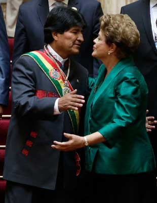 Dilma cumprimenta Evo Morales durante cerimônia de posse do presidente boliviano (Foto: David Mercado / Reuters)