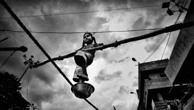  O segundo lugar do Unicef Photo of the Year 2012 ficou com o fotógrafo indiano Abhijit Nandi, por seu projeto 'A vida na corda-bamba', que documenta os apuros vividos pelas crianças de rua de várias partes da Índia.  (Foto: Abhijit Nandi)