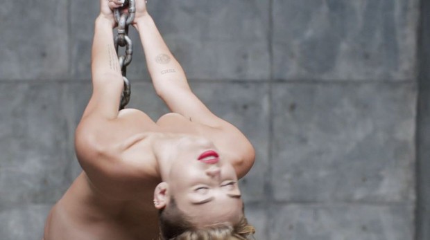 Miley Cyrus em Wrecking Ball  (Foto: Reprodução / VEVO)